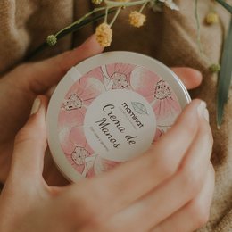 Moisturizing hand cream with natural ingredients for soft, nourished hands.