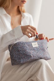  A stylish and practical toiletry bag in a leopard print pattern, featuring a zipper closure and a compact design for easy storage and organization.