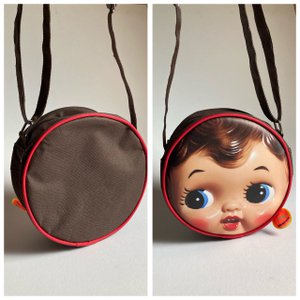 Vorbestellung: Umhängetasche rund - Retro-Puppenkopf