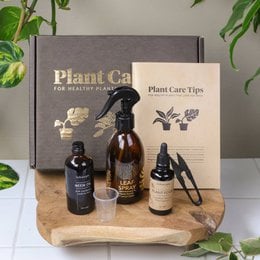 This plant care kit includes a variety of products for healthy plants, including a spray bottle, plant food, and a plant care guide. The kit contains essential tools and solutions to help plants thrive.