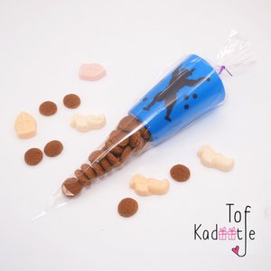 Tasse mit Lebkuchennüssen in einer Tüte