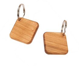 Wooden keychain in a square shape, made of cherry wood, measuring 4x4x0.5 cm.