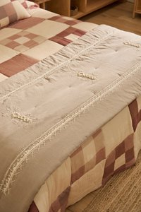 Steppdecke mit dunkelgrauer Fret-Stickerei