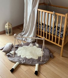 Får - pædagogisk babygym stativ i træ + interaktiv måtte