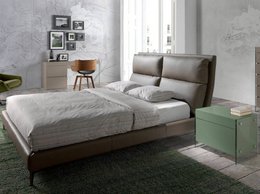 Cama tapizada en polipiel con cojines