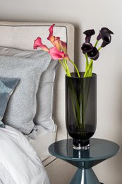 Sober moderne glasvase, cylindrisk form på elegant bund, mørkegrå, OMAHA14GR