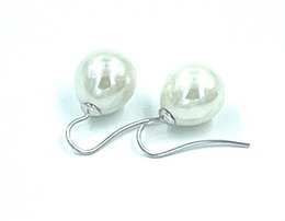 Pearl earrings classic color white
