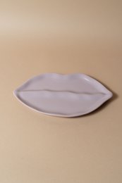  Lilac-colored ceramic jewelry tray in the shape of lips.