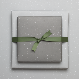 Lichtgrijs verpakking papier met punten - ideaal als inpakpapier voor bruiloft of voor geschenken voor geboorte of doop, neutraal inpakpapier