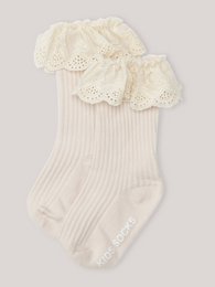 Soft, ivory-colored baby socks with a delicate ruffle trim and ribbed texture. Suitable for infants aged 0-1 years and 1-3 years.