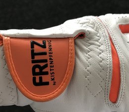 White golf glove made of Cabretta leather with orange FRITZ branding. Designed for fitness and sports activities.