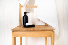 Silla de ropa de roble