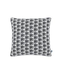 Decorative cushion cover with a geometric pattern in shades of gray. Made of high-quality materials, this cushion cover is suitable for living rooms, bedrooms, and other indoor spaces.
