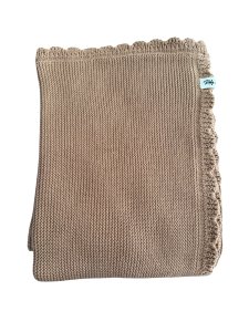 Gestrickte Babydecke mit Rüschenkante – Braun