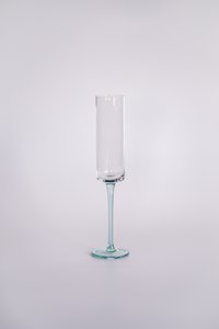 Über grüne 6 Champagnerstücke.