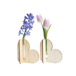 A wooden vase in the shape of a heart, containing a purple hyacinth flower and a white tulip. The vase is made of Pools grenen or Populier wood, and the description highlights the colors, materials, and shapes of the product.