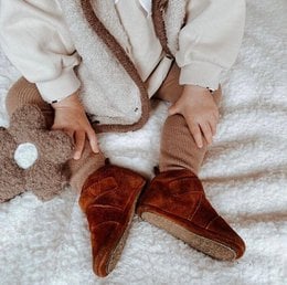 Suede classic boots in cognac color, suitable for babies with sizes 18-21. The boots feature a soft, warm, and comfortable design perfect for keeping little feet cozy.