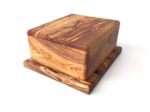 Botervloot met deksel geschikt voor een stuk Duitse boter van 250 g van olijfhout