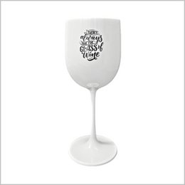 White wine glass with text "Wij gaan wijnen!" (We are going to wine!)