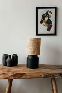 Black bedside lamp with rattan shade - Chic black