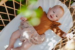 Muslin bloomers in cream, lilac, and brown colors, available in sizes 50/56, 62/68, 74/80, and 86/92.