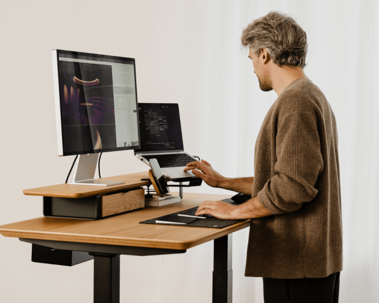 Draaibare Stalen Laptopbeugel voor Bureauplank - Wooden Amsterdam