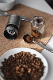 Manuelle Handkaffeemühle mit Keramik-Mahlwerk