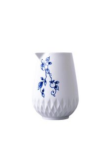 Blaues Falten eines Milchkrugs