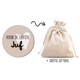 A small, decorative gift bag with the text "Voor de liefste Juf" (For the dearest teacher) printed on it, along with a matching round tag.