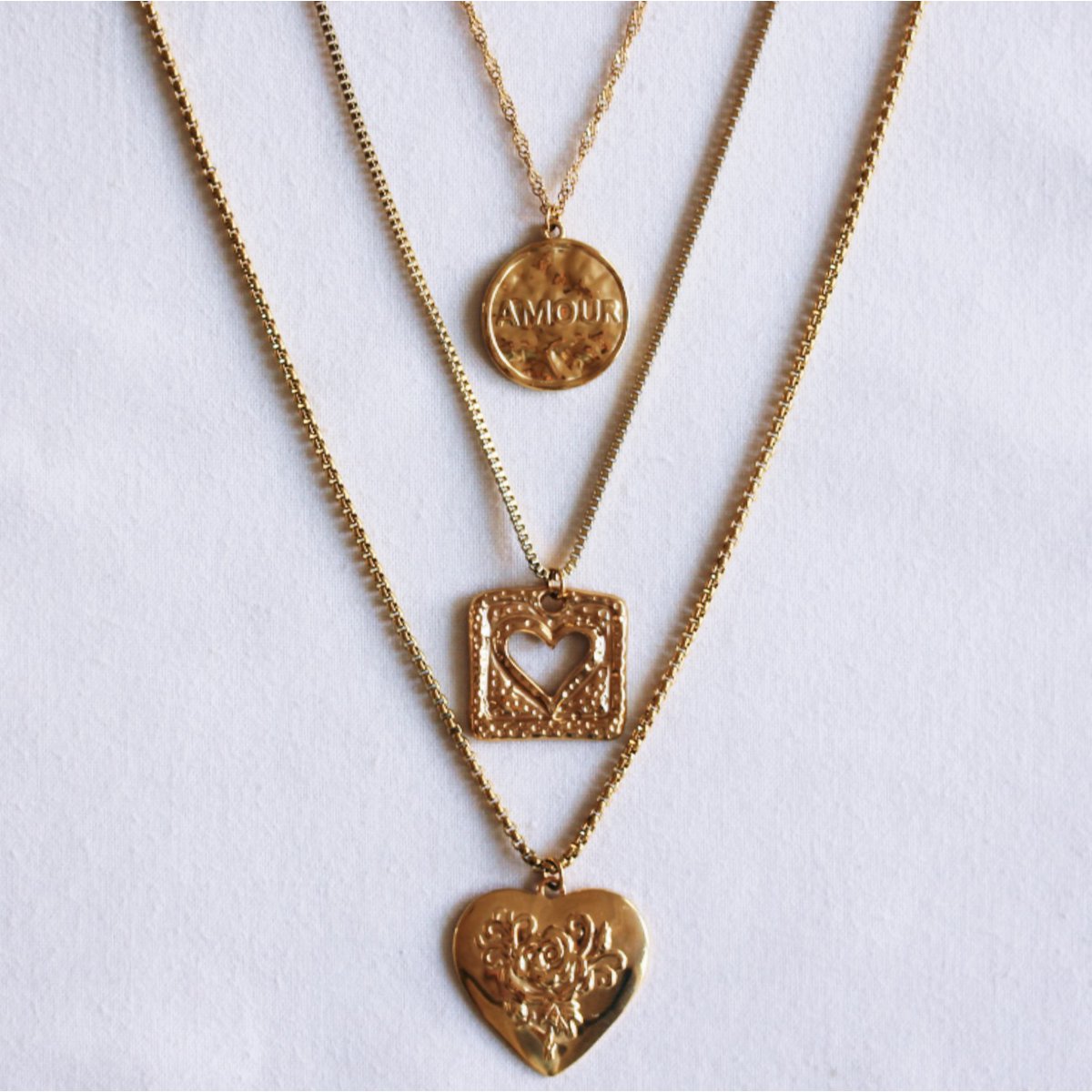 Fine twisted chain with a round AMOUR charm