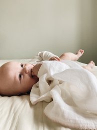 Muslin med hæklet piping - lys pink