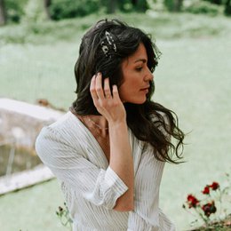  Elegant tortoiseshell hair clip with a sleek, curved design. Suitable for various hair types and styles.