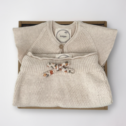  Ivory-colored knit gift box set with embroidered details, including a top and matching bottoms, suitable for infants aged 6-12 months.