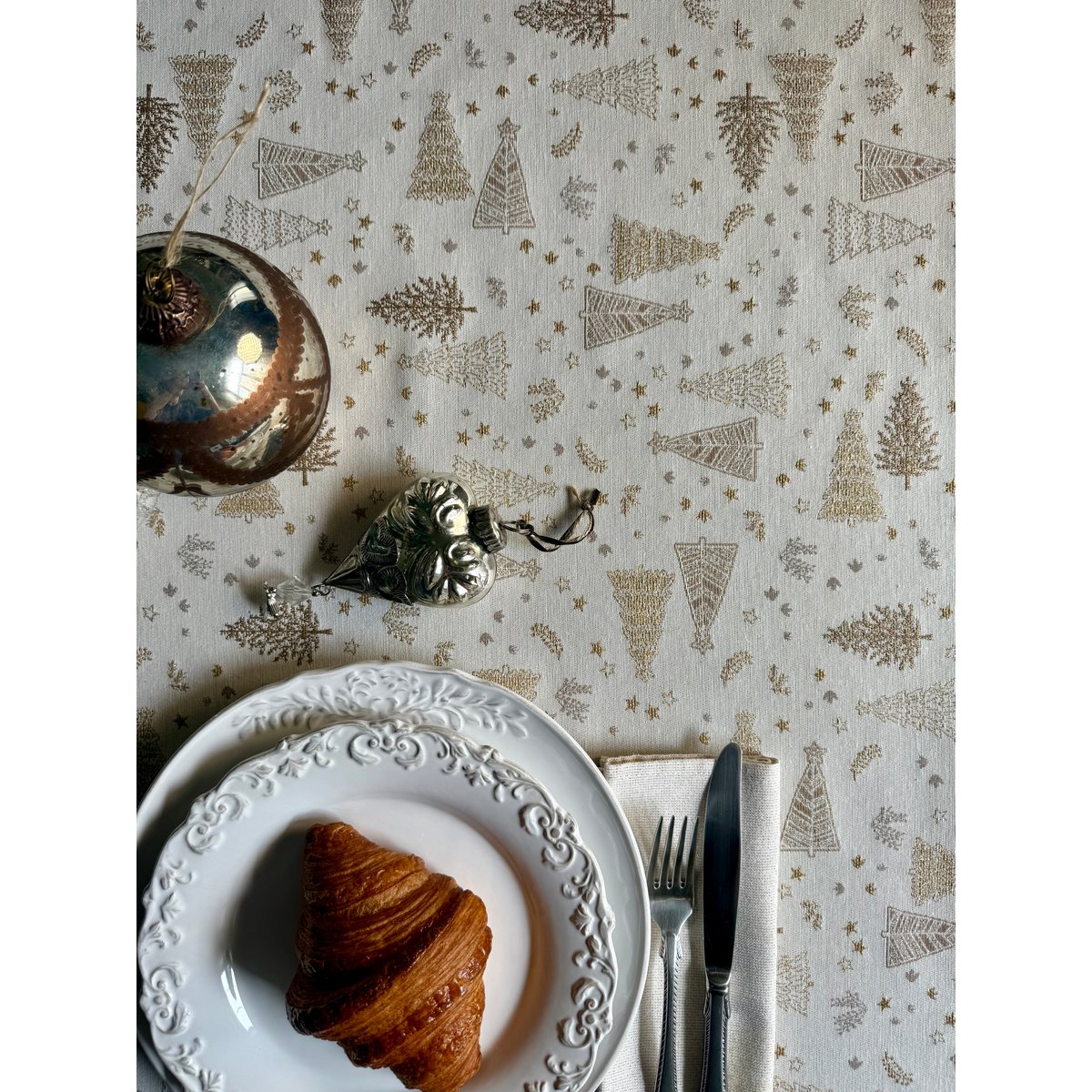 Light Christmas Table Runner, different sizes | Golden Forest