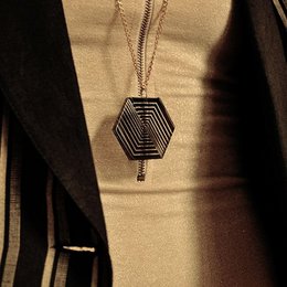 Naszyjnik z geometrycznego plexi – optyczny sześciokąt
