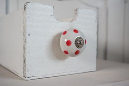 White furniture knob with red dots, 4 cm in size, from the Isabelle Rose collection, suitable for drawers.