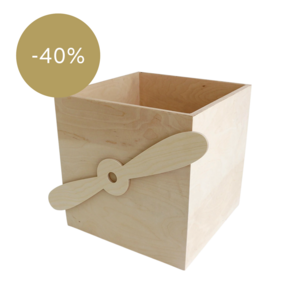 Hölzerne saubere Kiste auf Radflugzeug