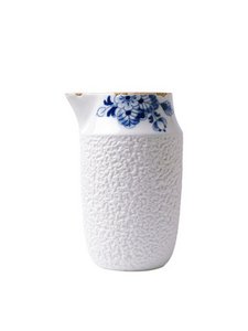 Blauer Blütenmilchkrug