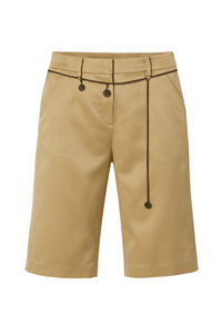 Aansluitende bermuda in goudbeige: elegante structuur met moderne details