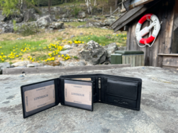 Lundholm Leder-Geldbörse für Herren in Braun und Bieröffner-Schlüsselanhänger aus echtem Leder – passendes Set in luxuriöser Geschenkbox – Vatertagsgeschenk, Vatertagsgeschenkpaket – Geschenk für Männer, Flaschenöffner, Herrengeschenke, Vatertagsgesc