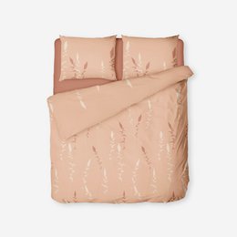 100% cotton duvet cover in a soft peach color with a delicate leaf pattern. Suitable for a cozy and relaxing bedroom.