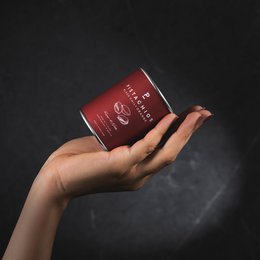 Chili orange flavored pistachios in a 50g mini can. The pistachios have a vibrant red color and are coated in a spicy-sweet chili orange seasoning.