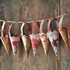 Weihnachtskegel - rote Papierkegel