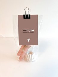 Elegant pink candle with a decorative base, packaged in a stylish gift bag. Suitable for dinner table centerpieces or romantic occasions.