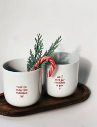 Becher Tasse Porzellan rot - Santa Baby - Meet me under the mistletoe - all I want for christmas is you - love peace lametta