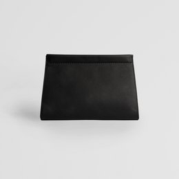 Minimalistische Kulturtasche aus schwarzem Leder mit Magnetverschlusssystem