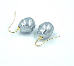 Pendientes de perlas barrocas en color gris