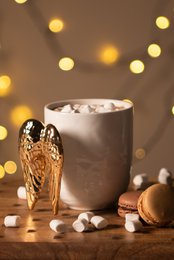 White ceramic mug with gold-colored handle, 11x9x10 cm in size, 350 ml capacity.