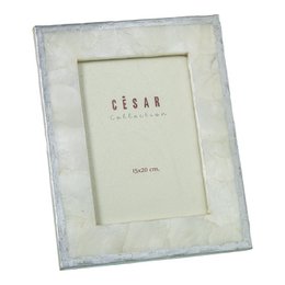 This photo frame is made of natural mother of pearl with a silver painted edge. It measures 15x20cm and is suitable for displaying photos.