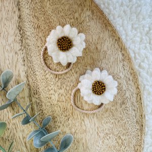 Haarelastiejes fühlte sich natürliche Blume an